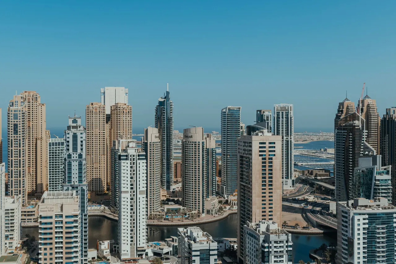 كيفية بدء عمل تجاري في دبي – الدليل الكامل 2025