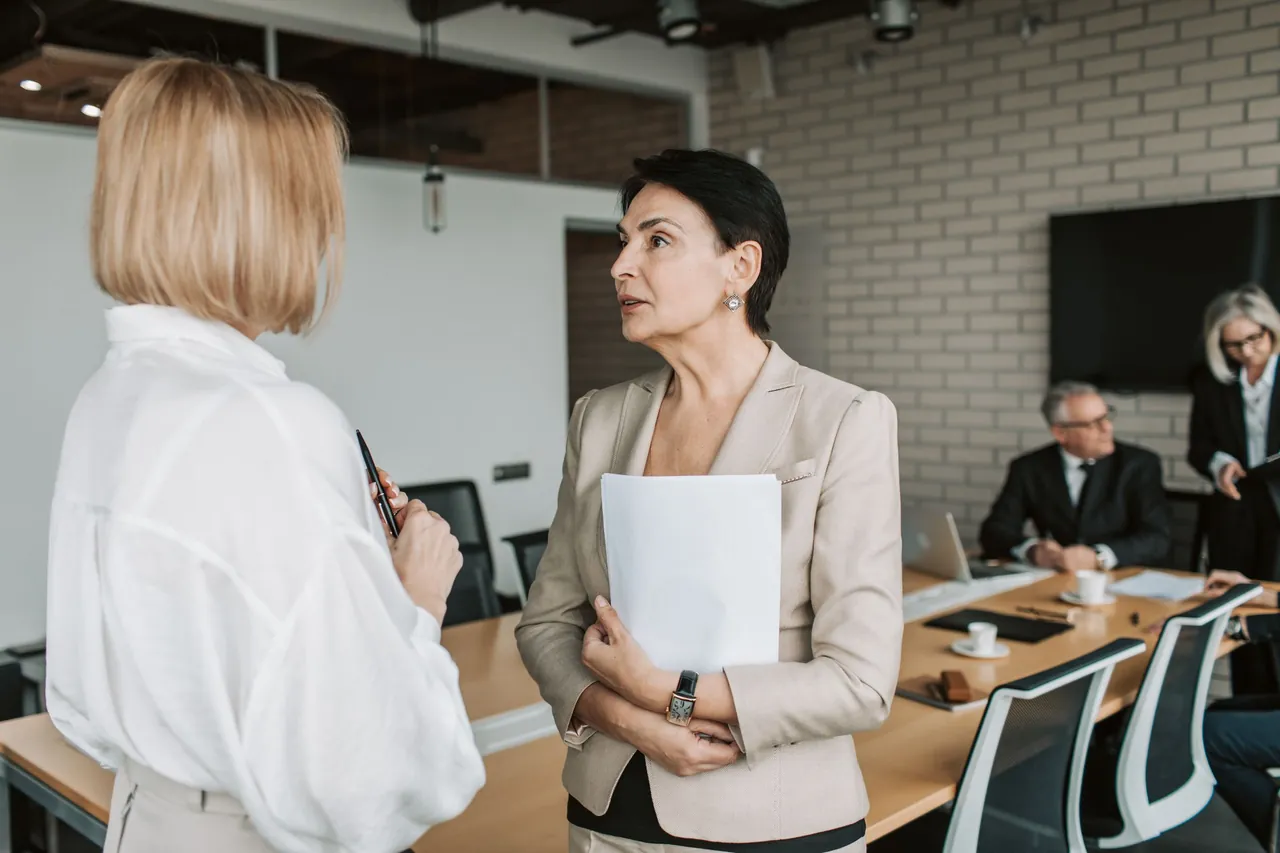 كيف تمكّن قوانين الإمارات الجديدة النساء من كفالة تأشيرات إقامة العائلة: